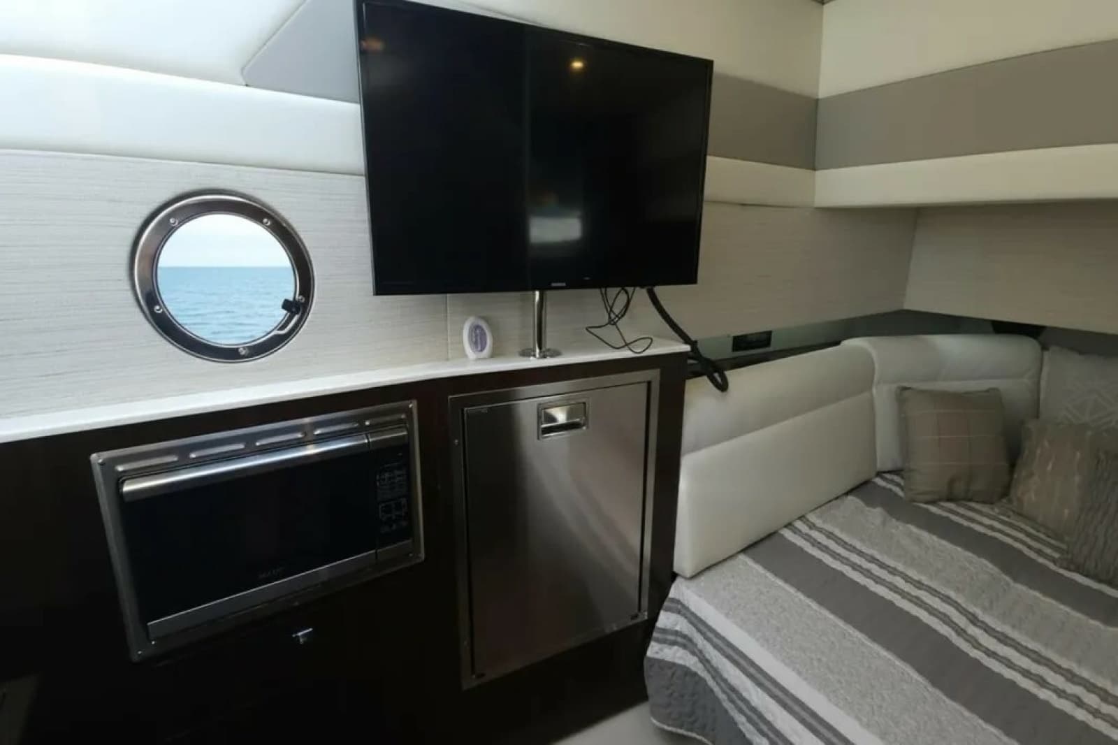 2021 Cruisers Yachts 42 GLS OB - Photo 27
