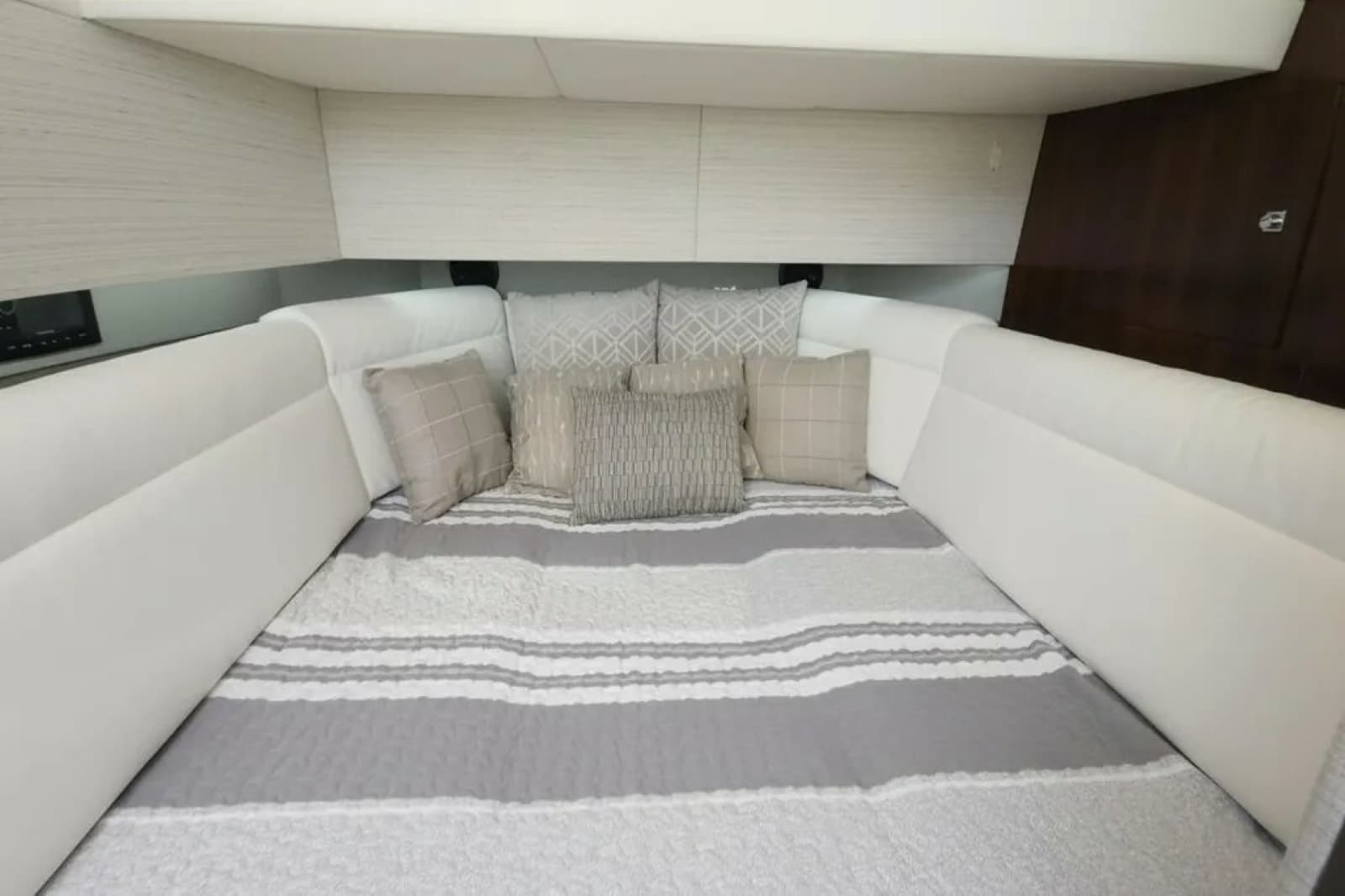 2021 Cruisers Yachts 42 GLS OB - Photo 25