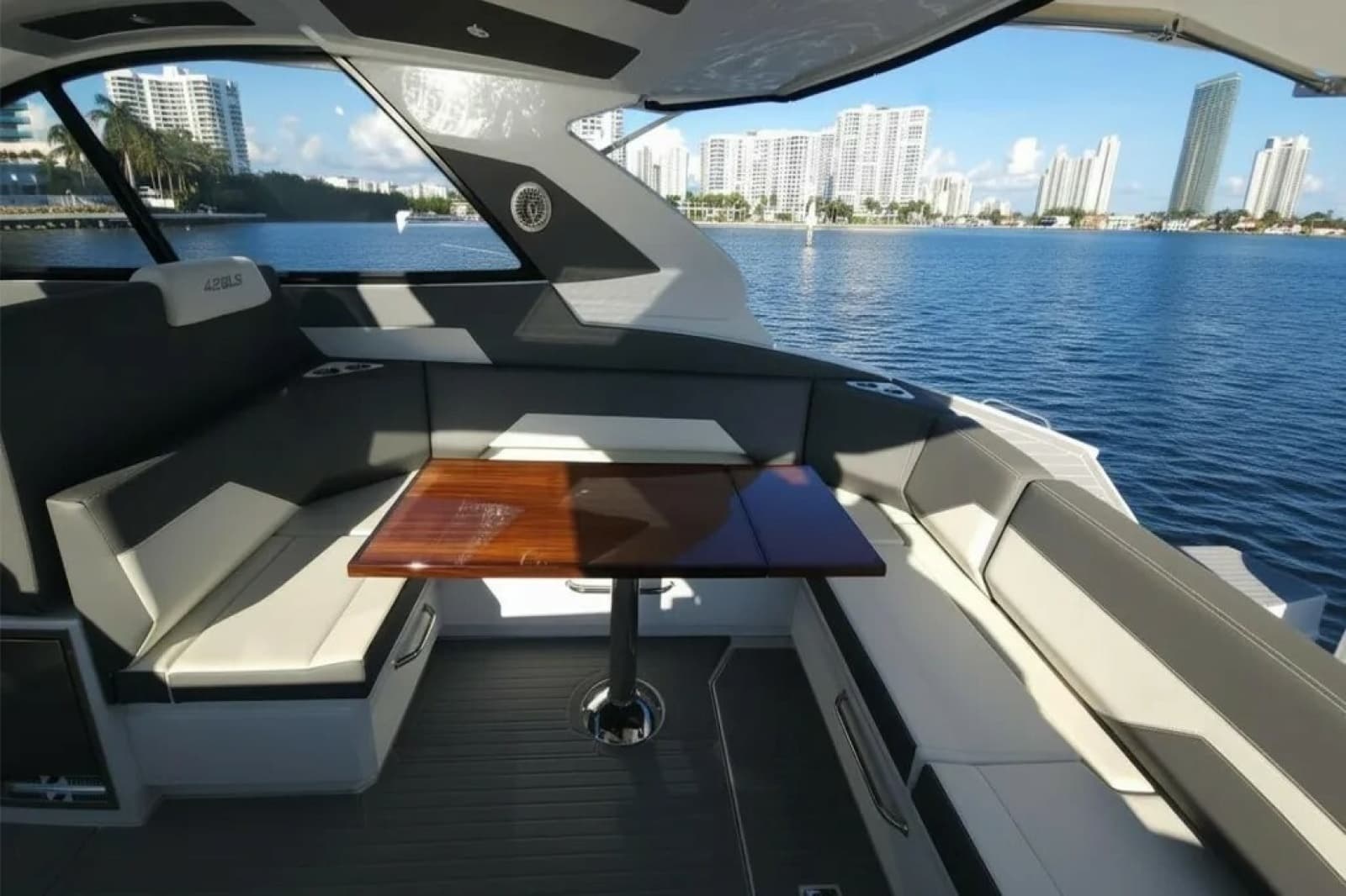 2021 Cruisers Yachts 42 GLS OB - Photo 14