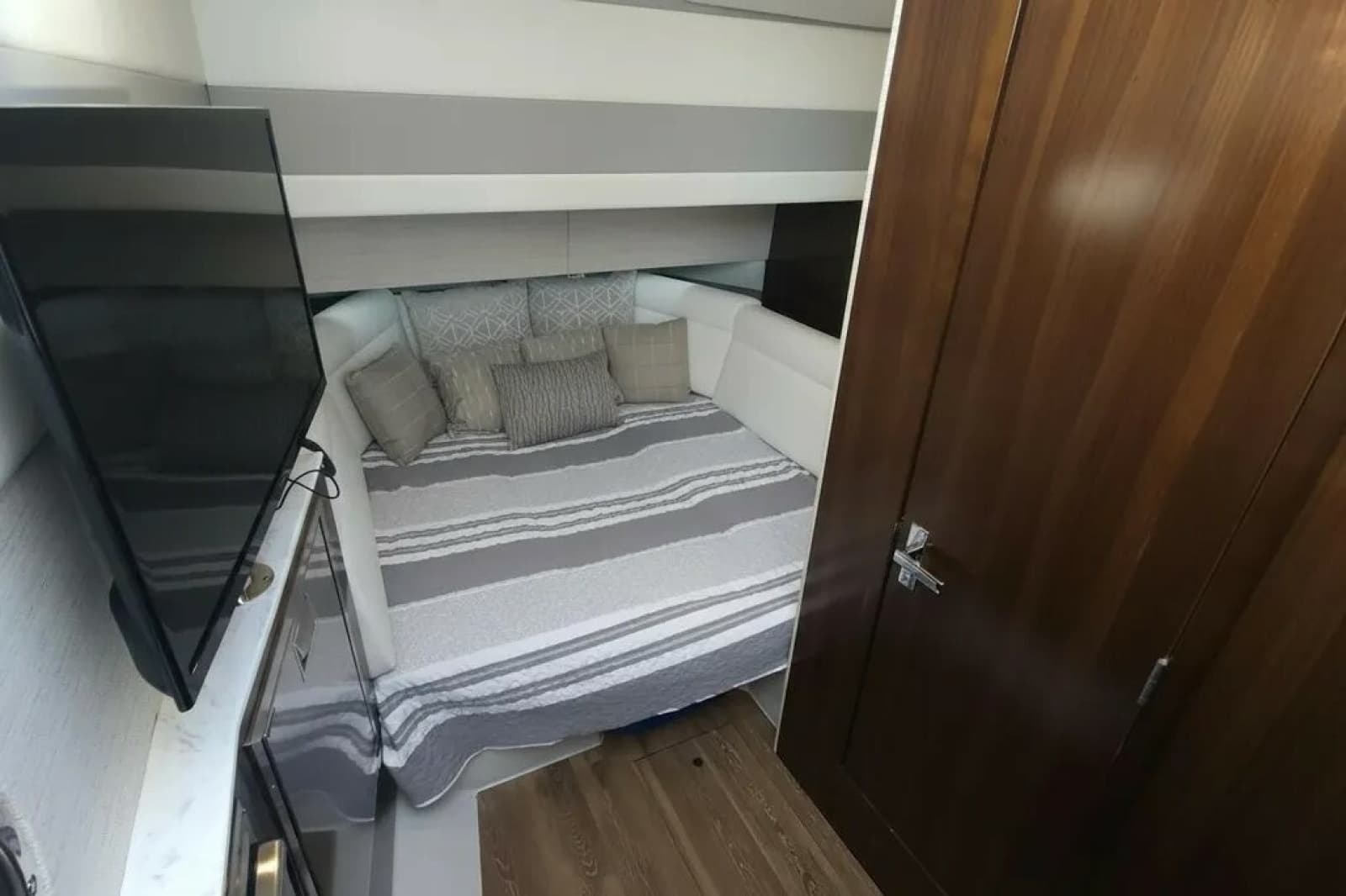 2021 Cruisers Yachts 42 GLS OB - Photo 26