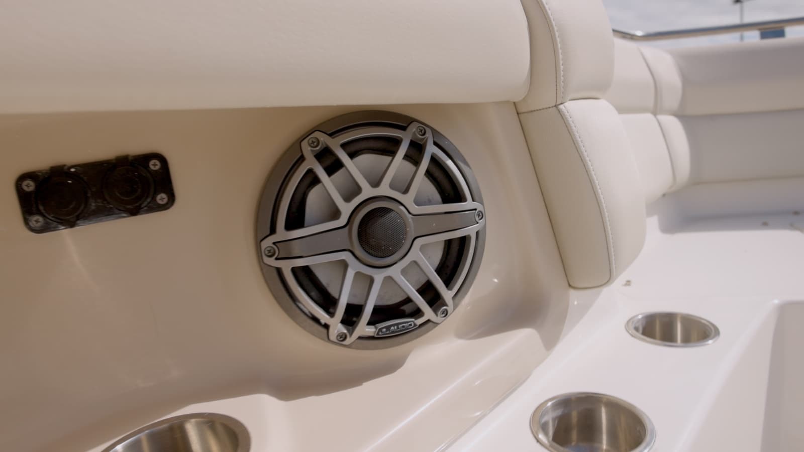 2018 Boston Whaler Outrage - Photo 14
