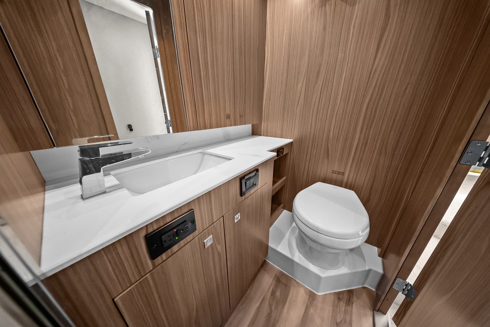 2025 Cruisers Yachts 50 Cantius - Photo 72
