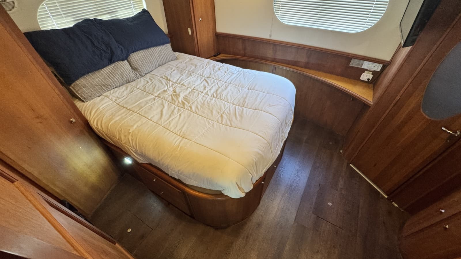 2003 Silverton 43 Motor Yacht - Photo 52