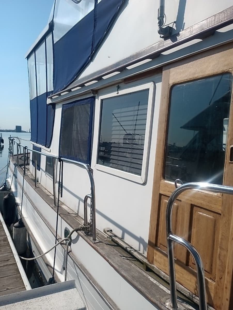 1981 Marine Trading 44 Double Cabin - Photo 2