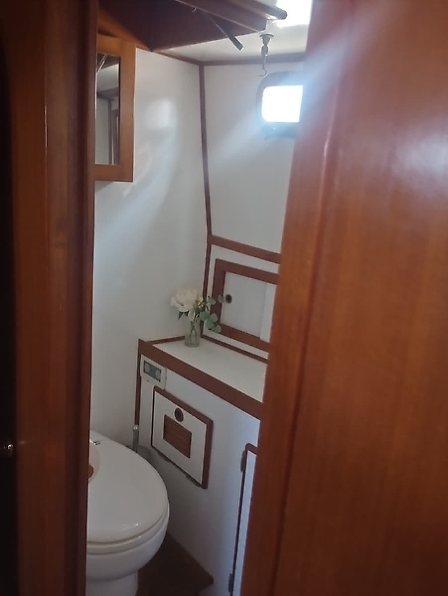 1981 Marine Trading 44 Double Cabin - Photo 32