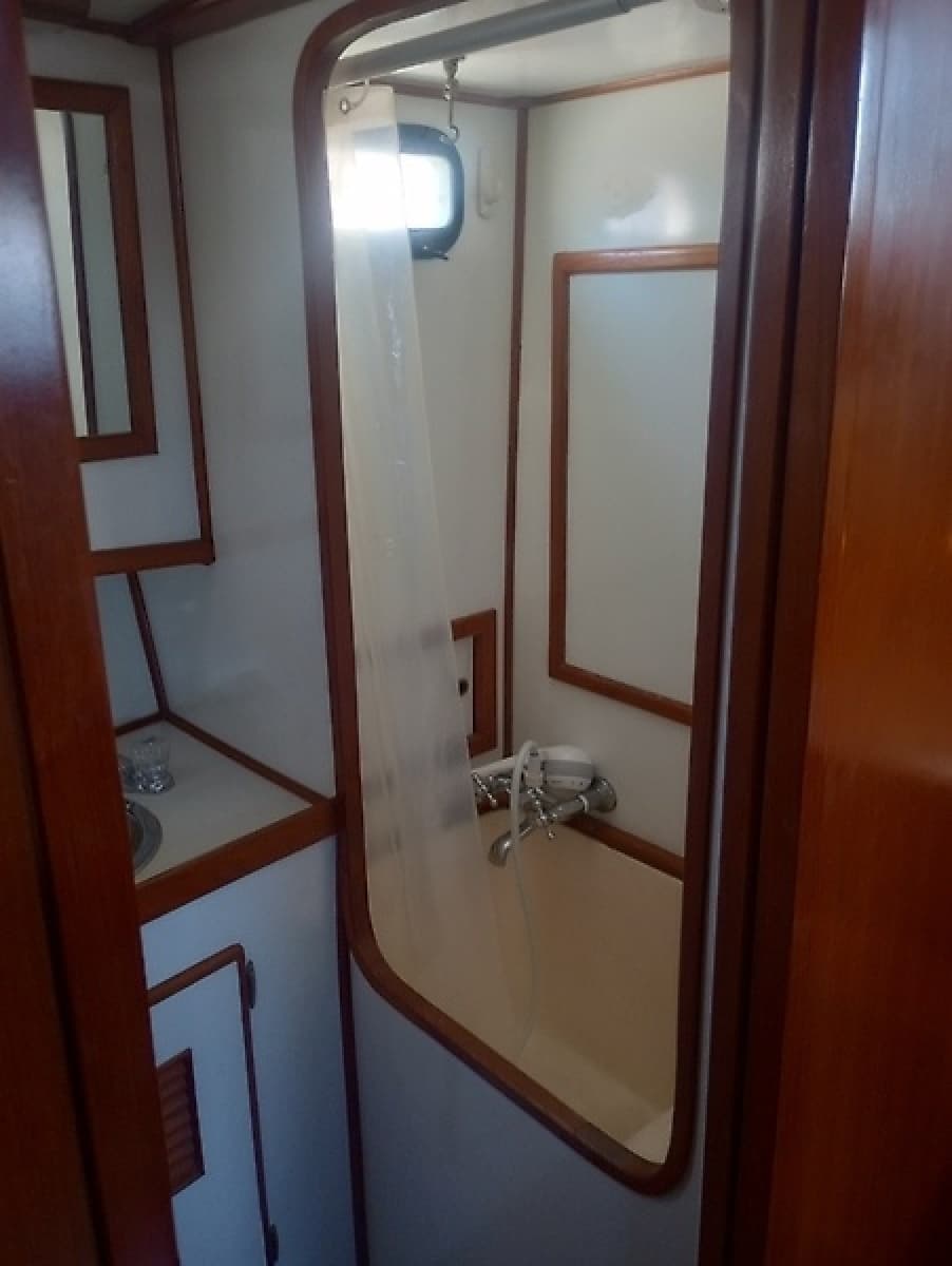 1981 Marine Trading 44 Double Cabin - Photo 31