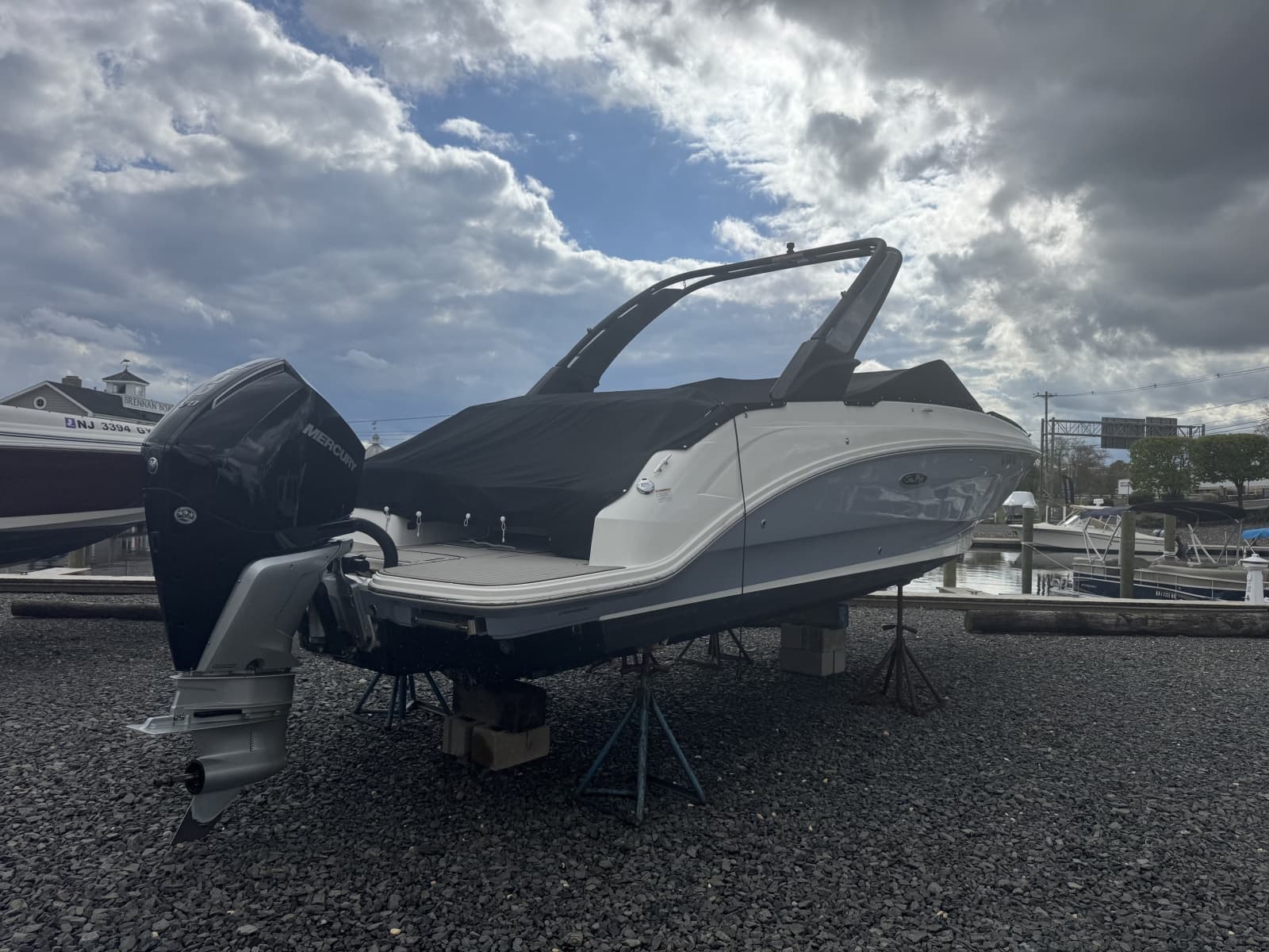 2024 Sea Ray SDX 250 Outboard - Photo 2