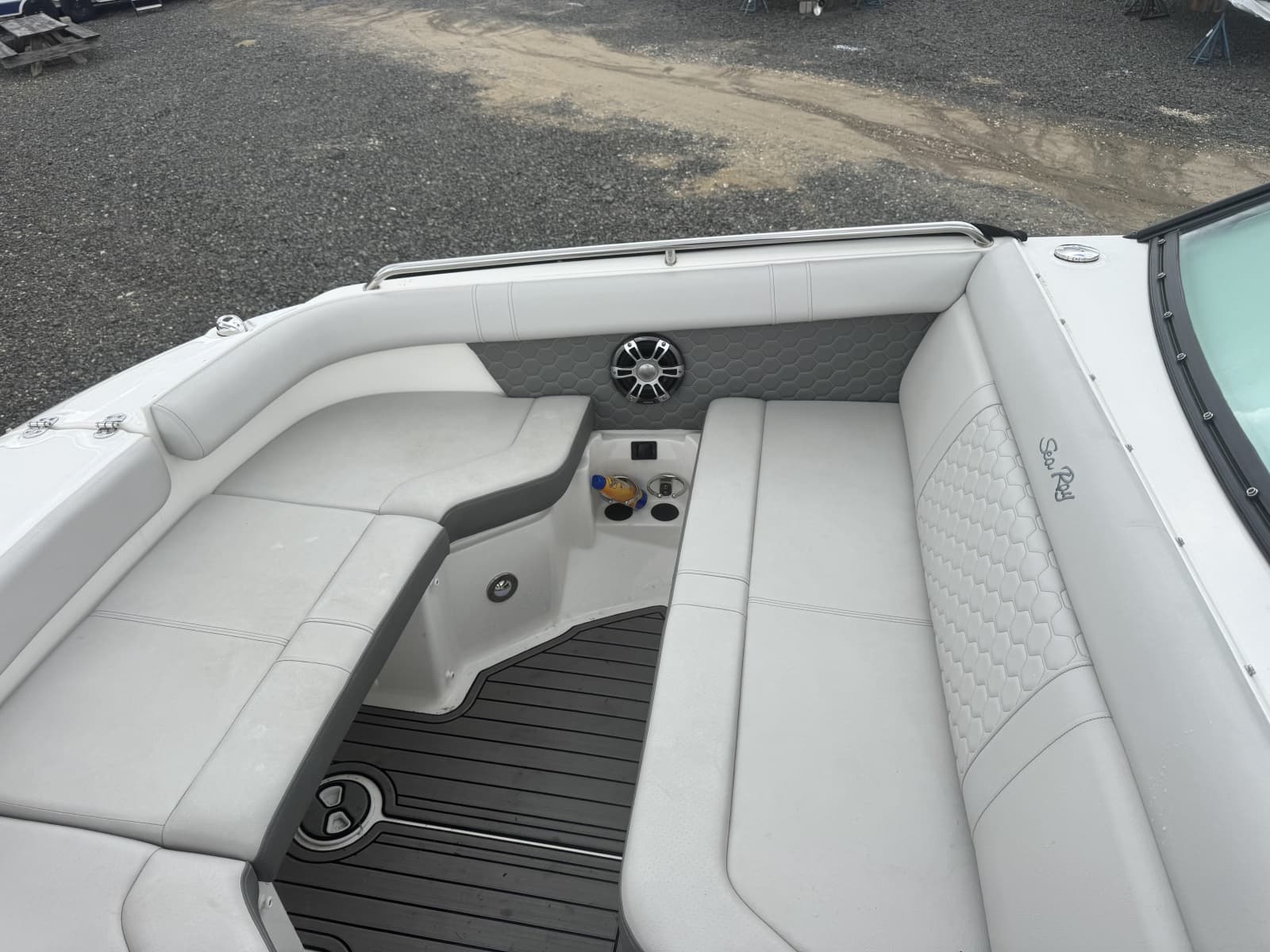 2024 Sea Ray SDX 250 Outboard - Photo 17