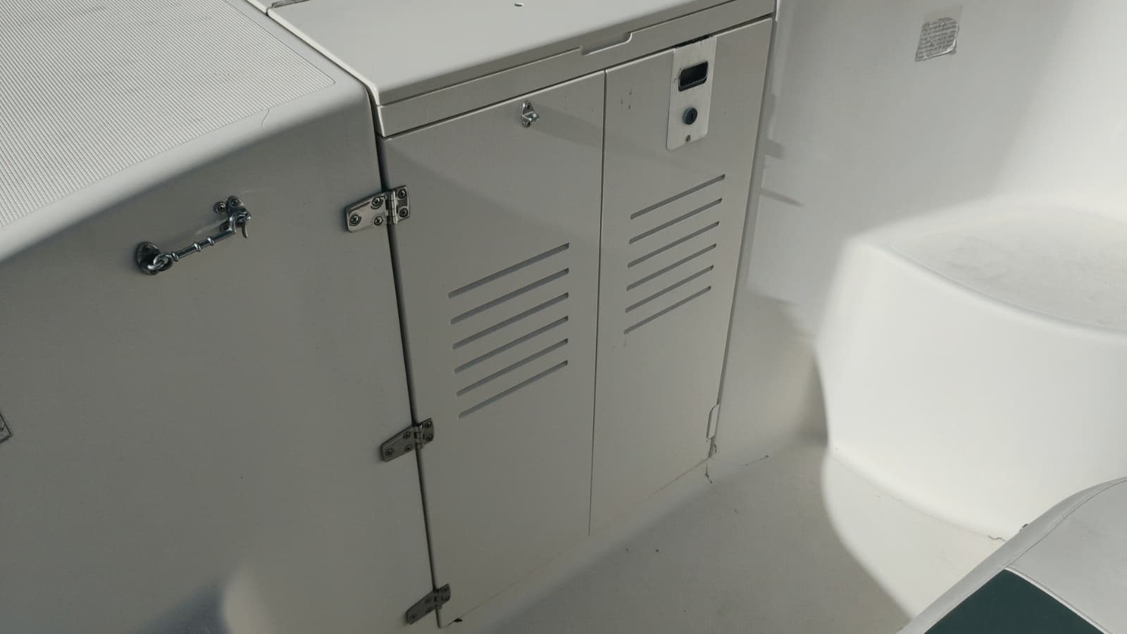 2001 Pursuit 2670 Cuddy Console - Photo 17