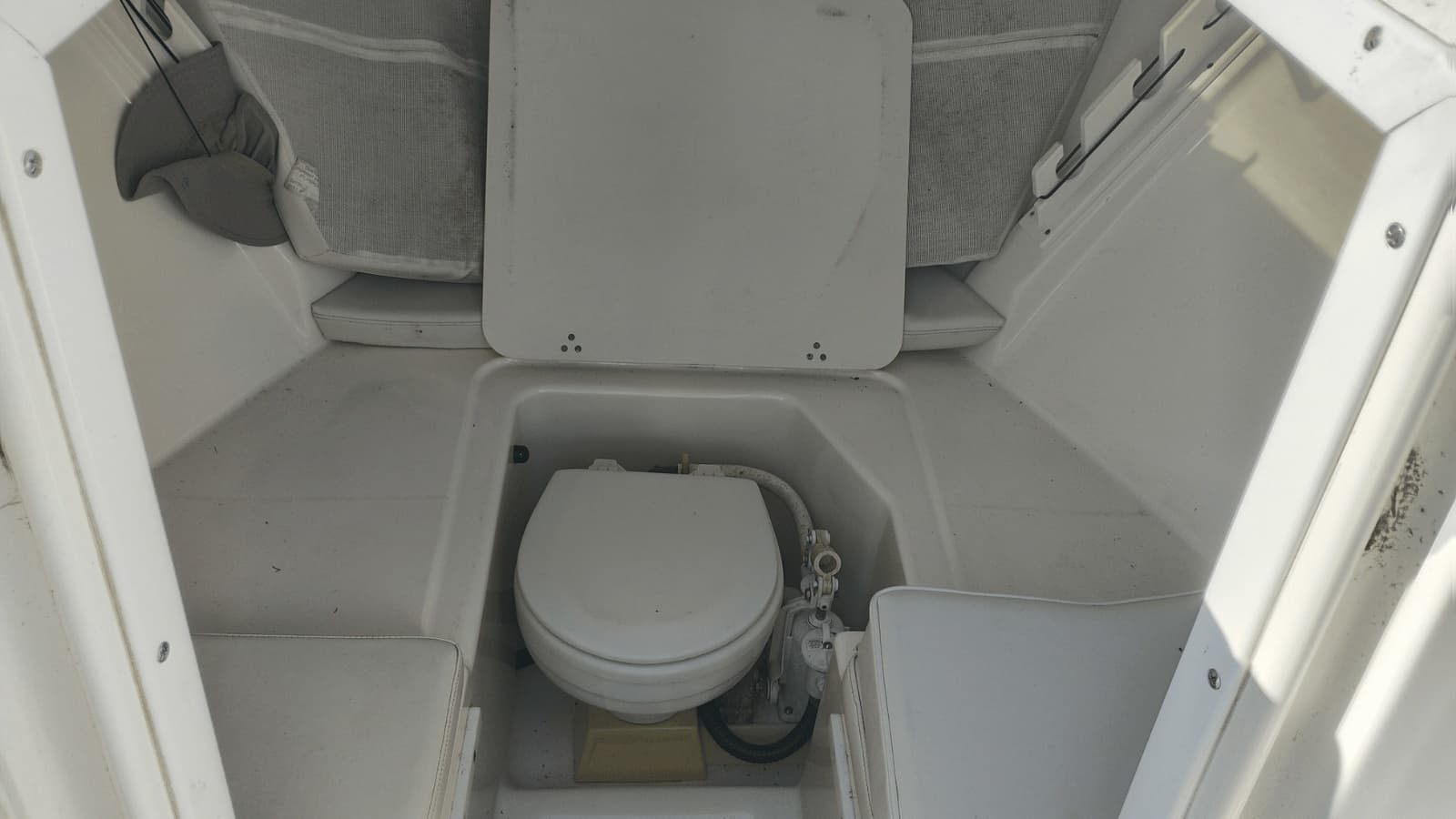 2001 Pursuit 2670 Cuddy Console - Photo 18