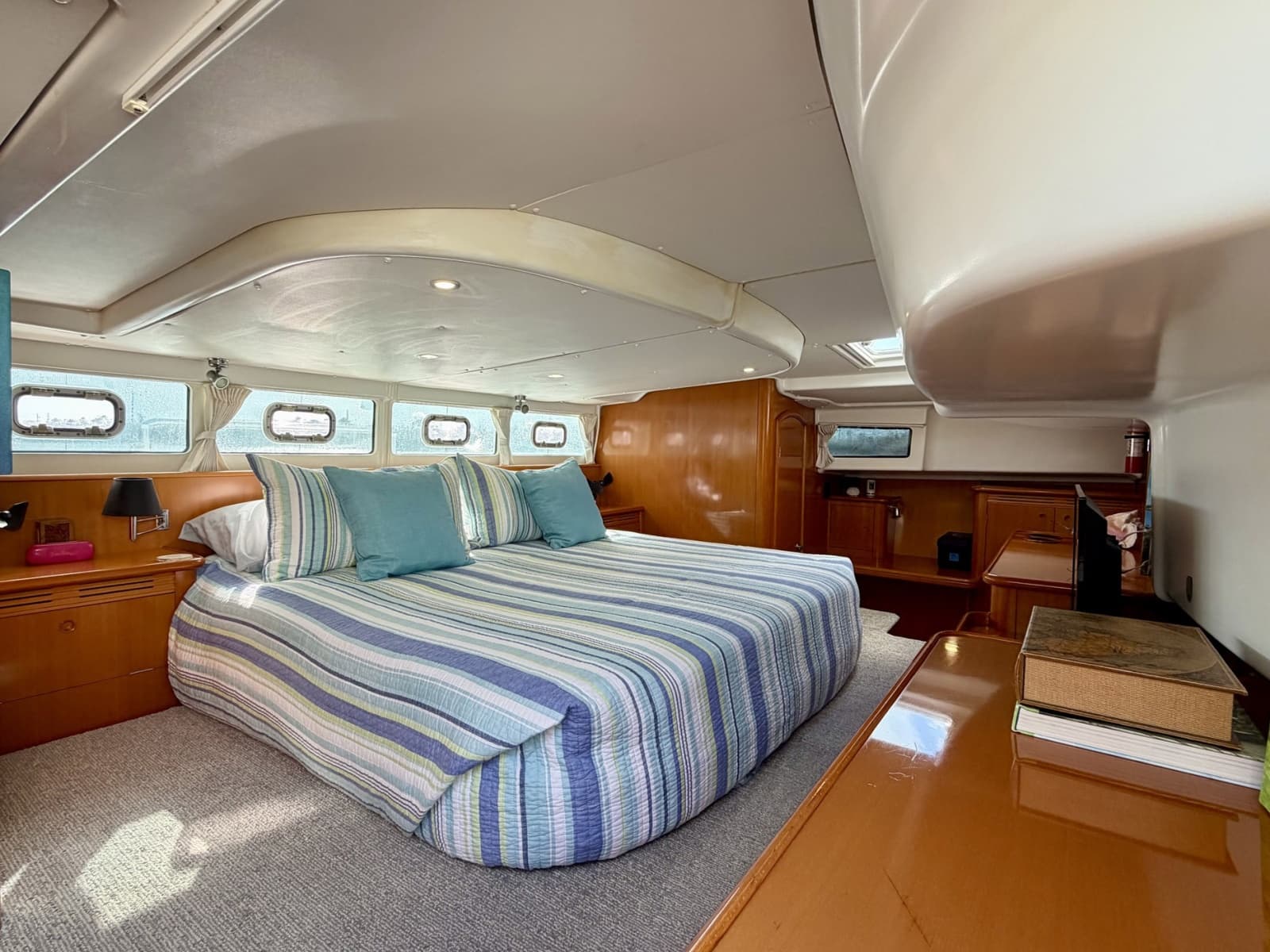 2005 Lagoon Power 43 - Photo 35
