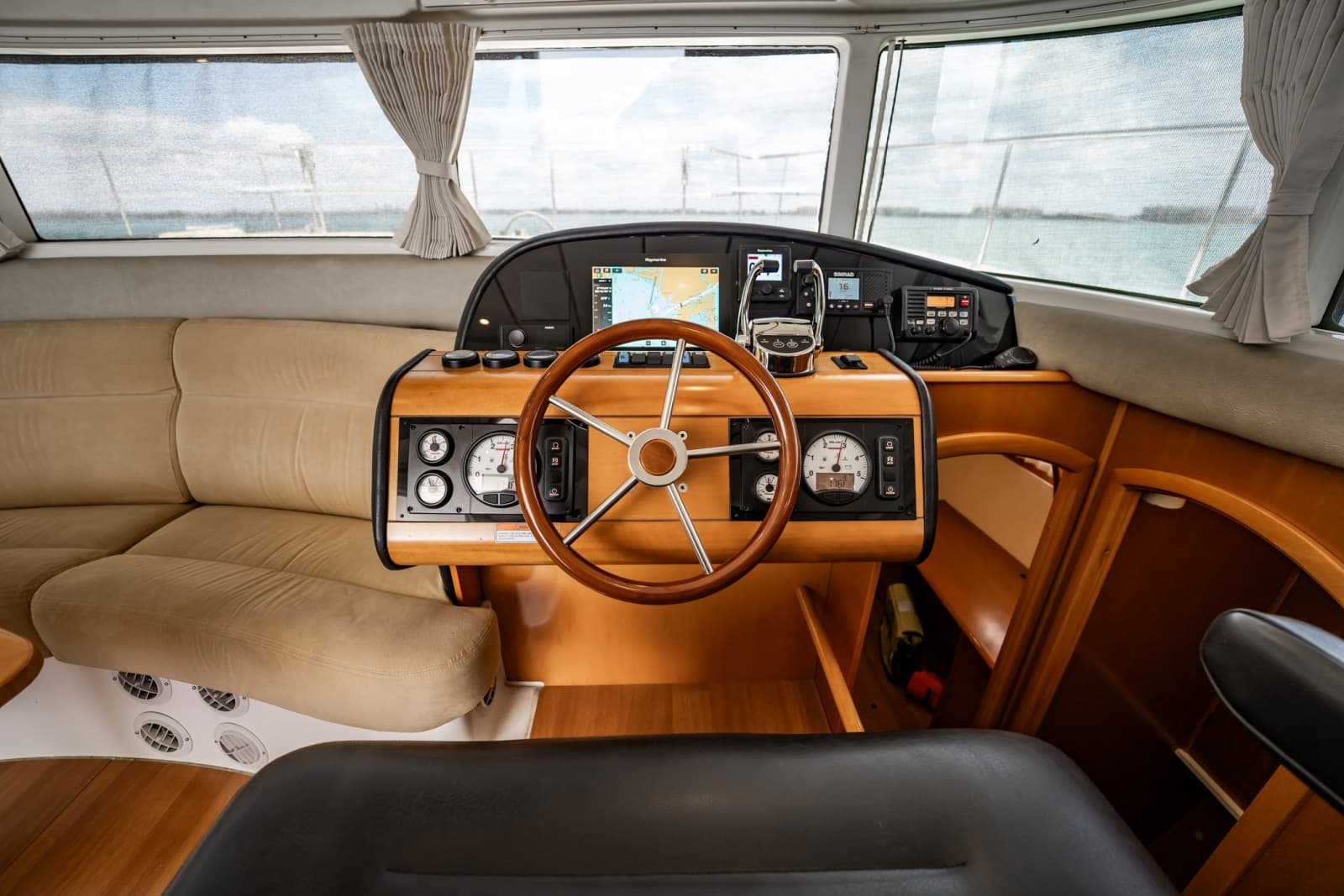 2005 Lagoon Power 43 - Photo 28