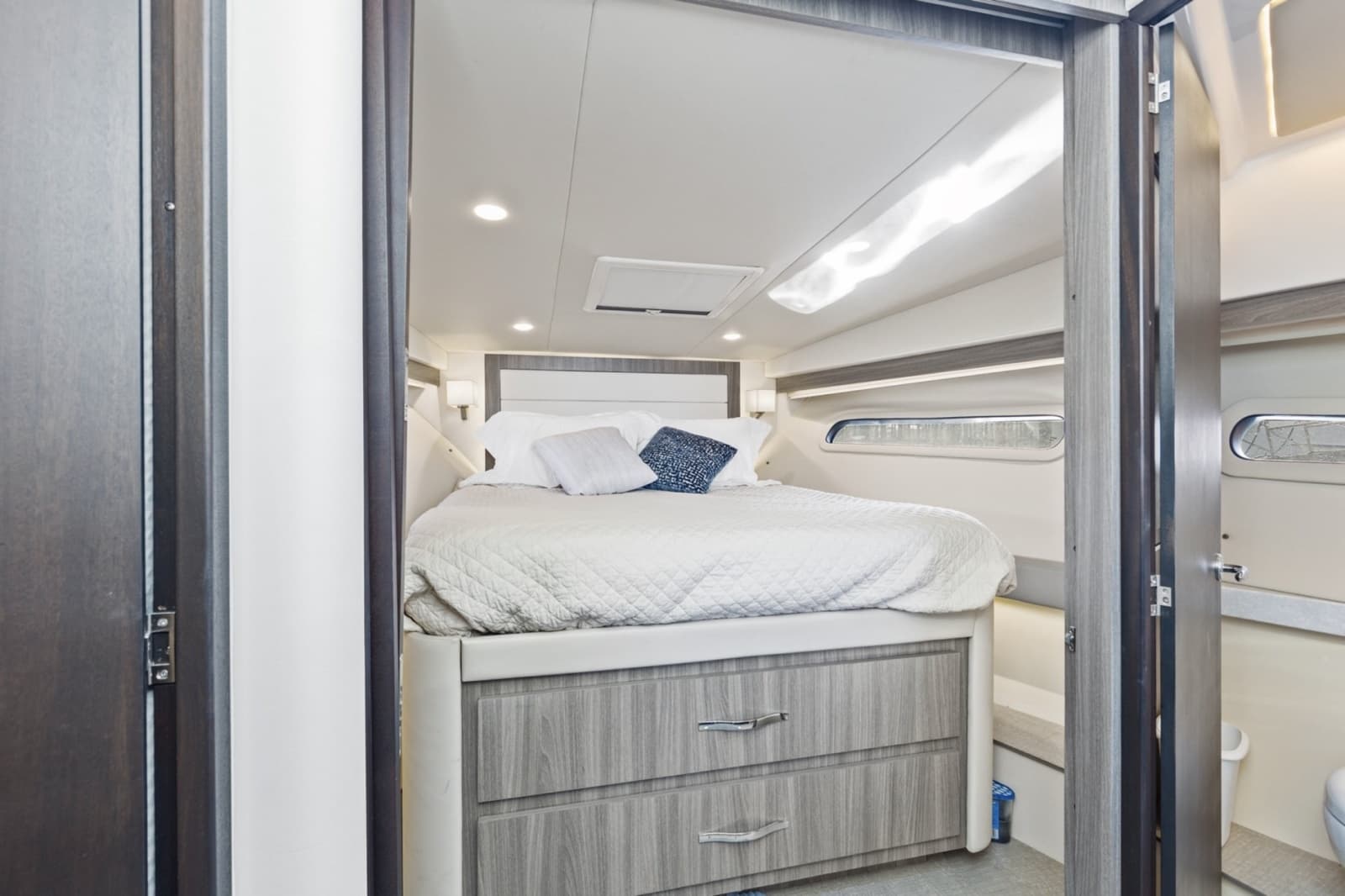 2020 Regal 38 XO - Photo 38