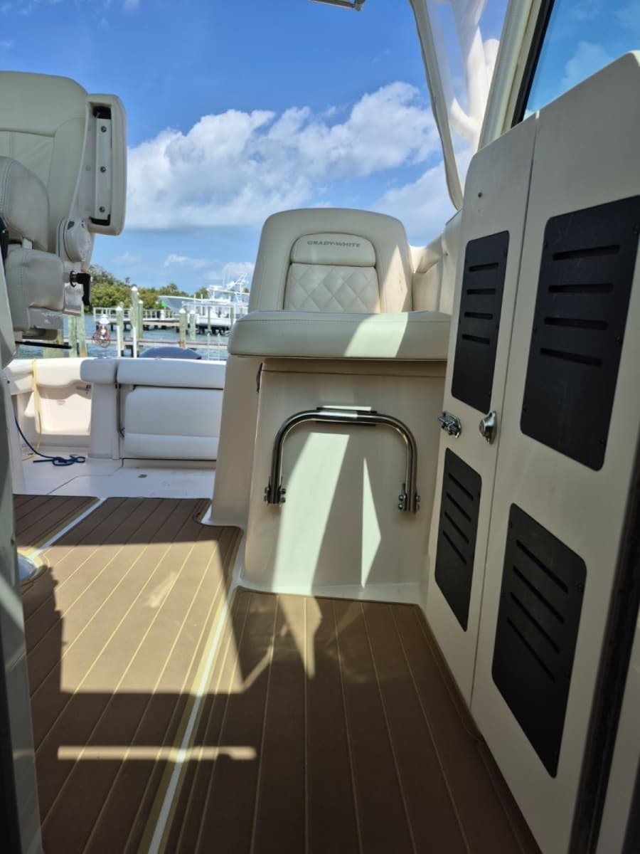 2018 Grady-White 330 Express - Photo 12
