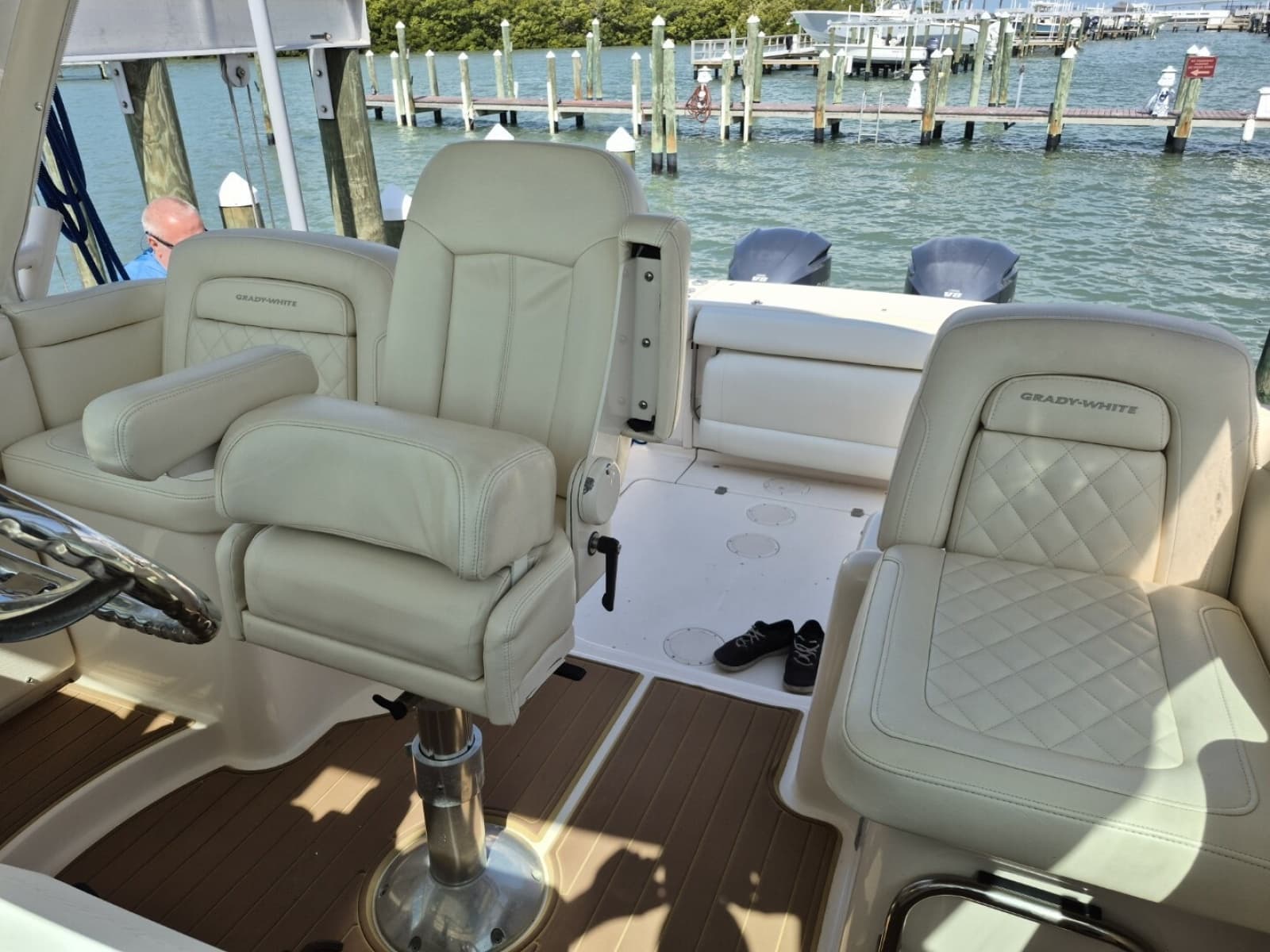 2018 Grady-White 330 Express - Photo 11