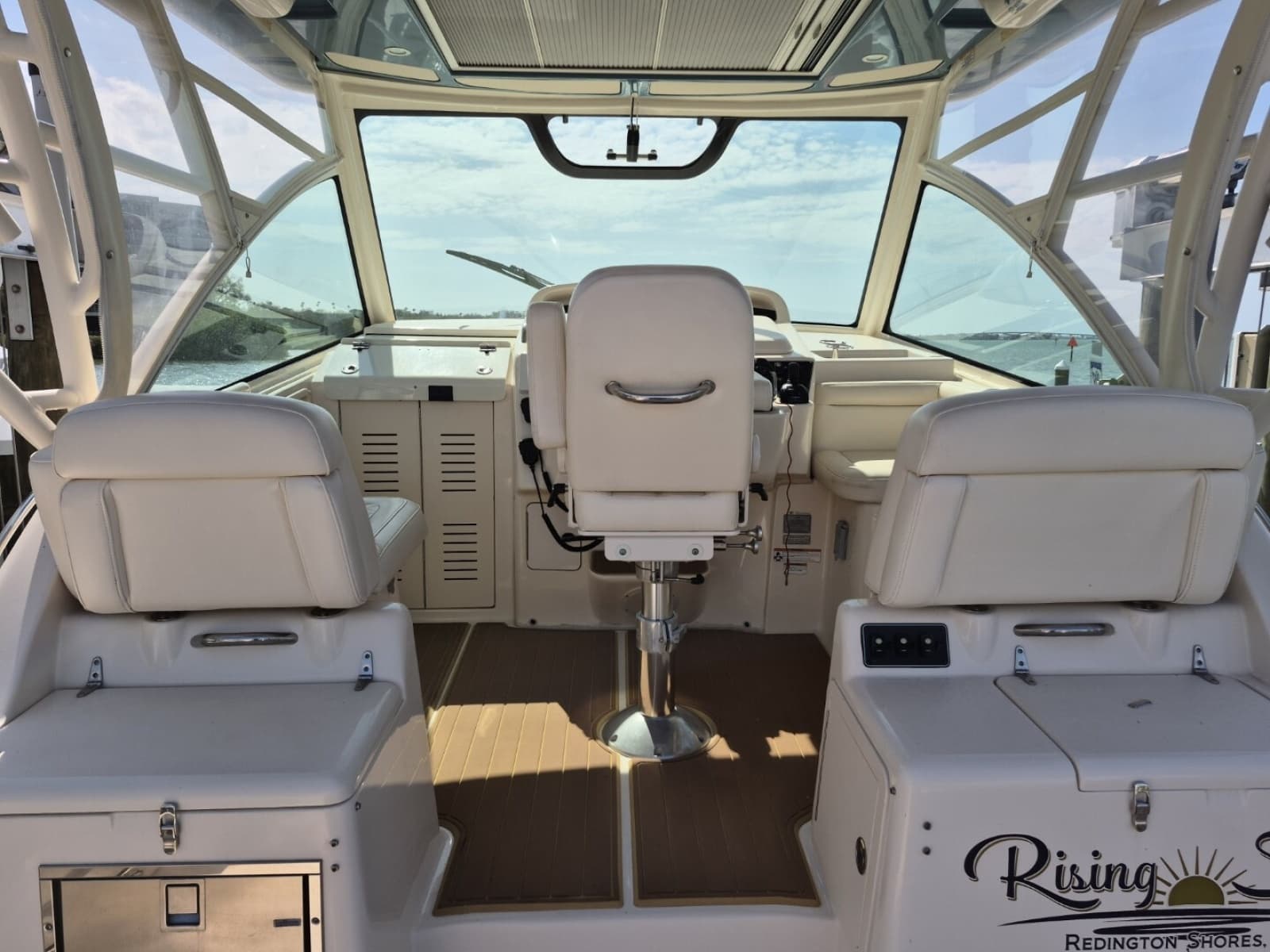 2018 Grady-White 330 Express - Photo 9