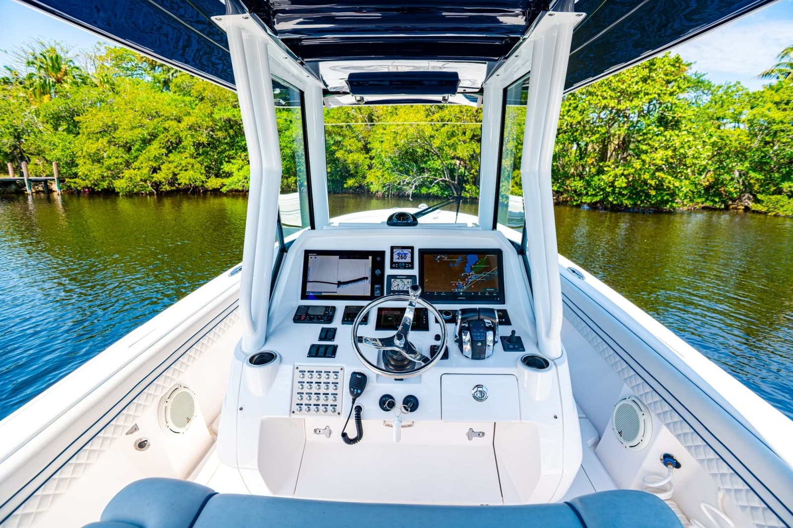 2018 Intrepid 327 - Photo 27