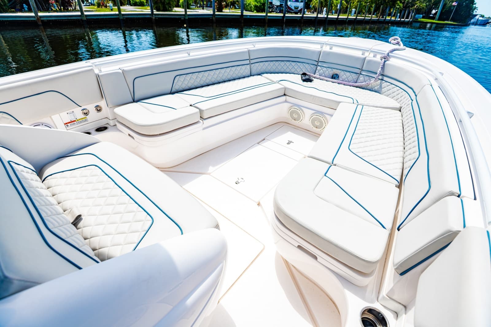 2018 Intrepid 327 - Photo 20