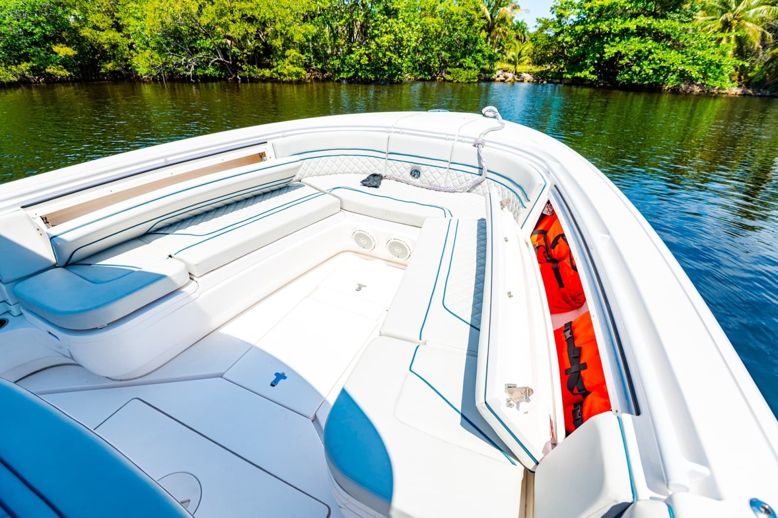 2018 Intrepid 327 - Photo 21