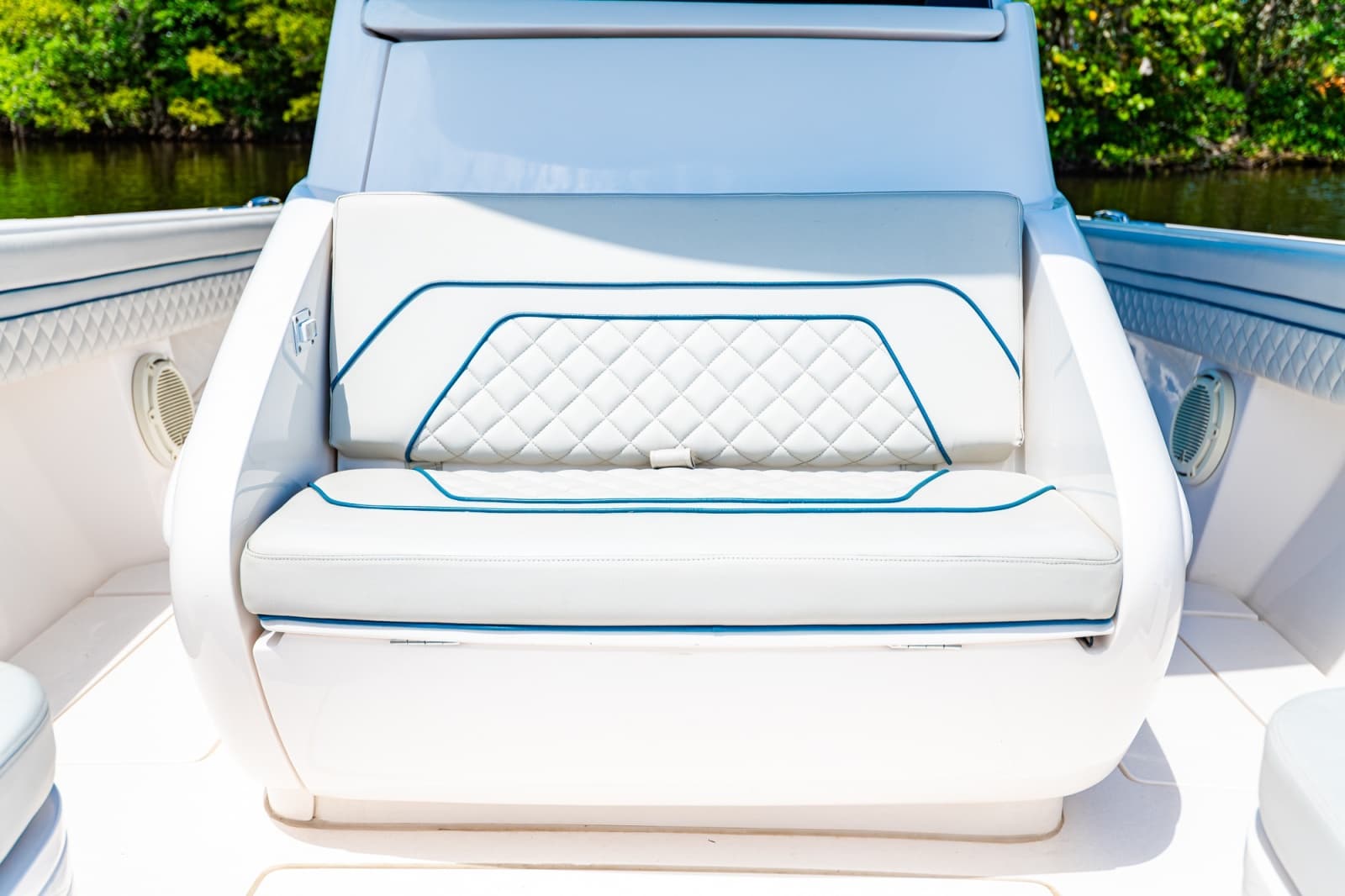 2018 Intrepid 327 - Photo 18