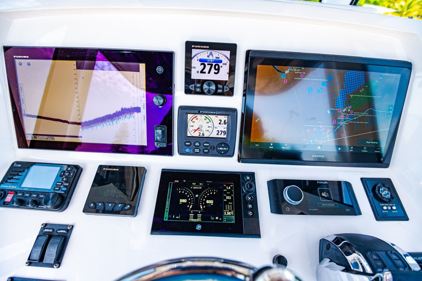 2018 Intrepid 327 - Photo 29