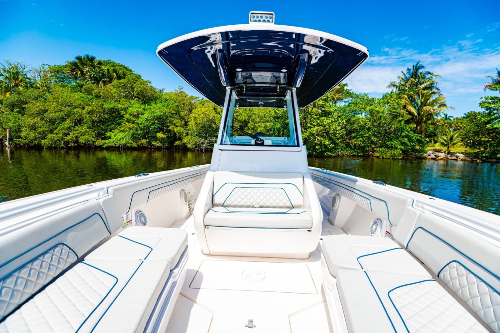 2018 Intrepid 327 - Photo 17