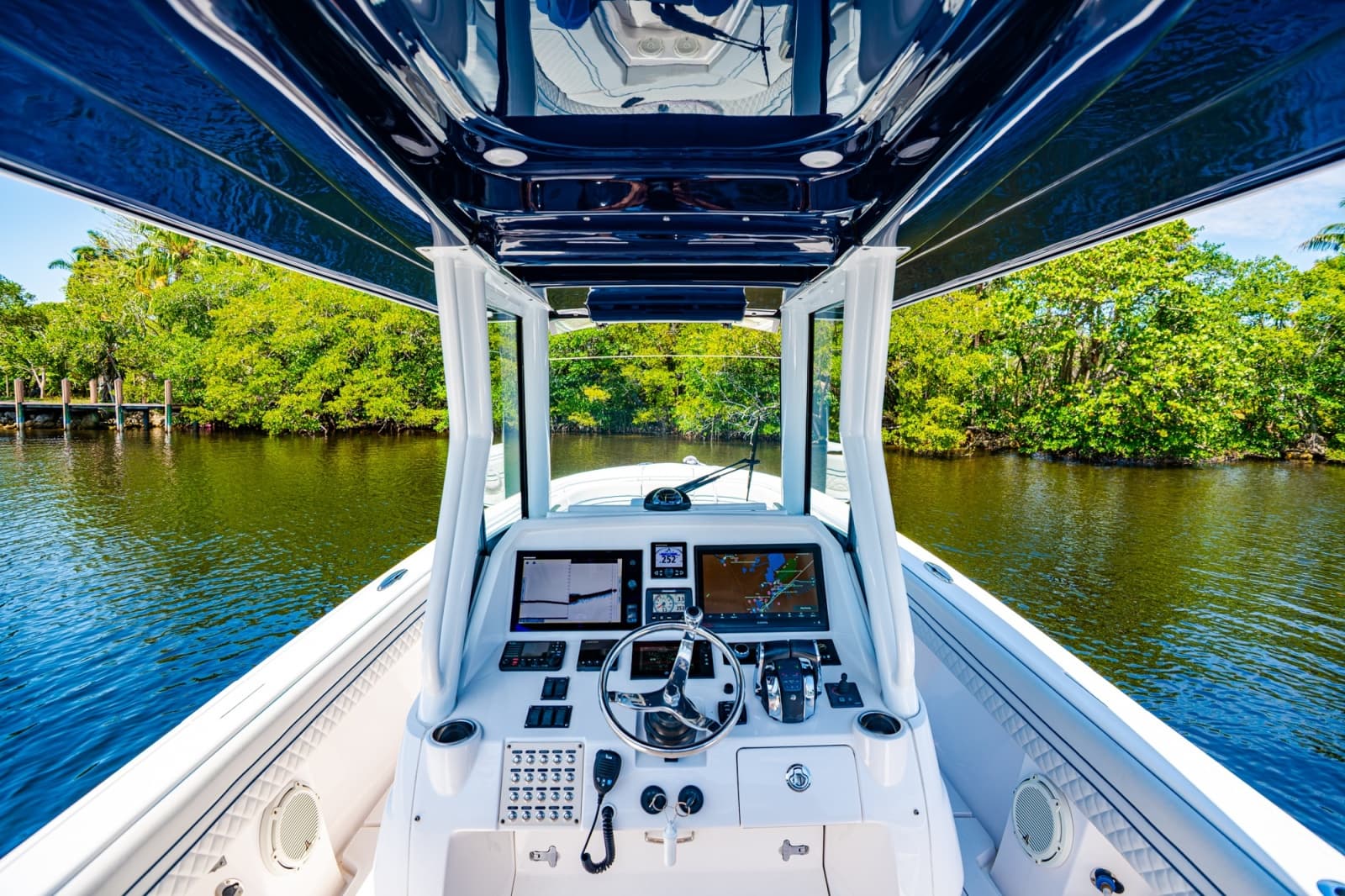2018 Intrepid 327 - Photo 26