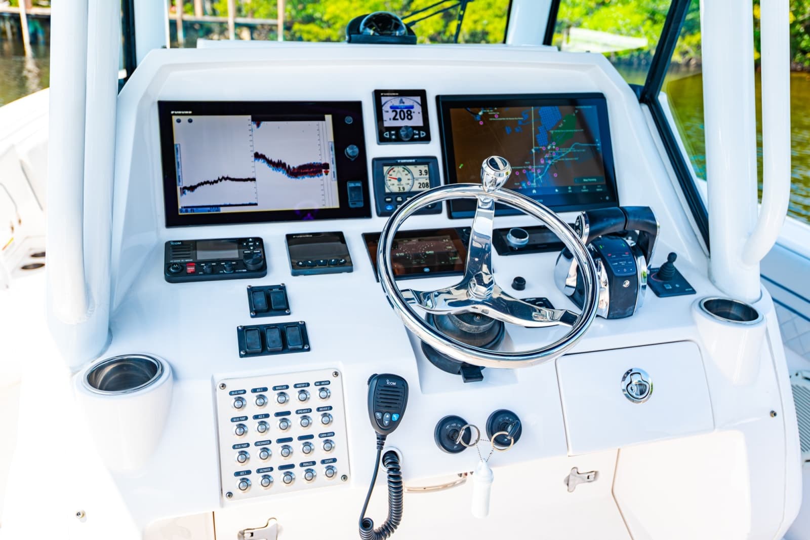 2018 Intrepid 327 - Photo 28