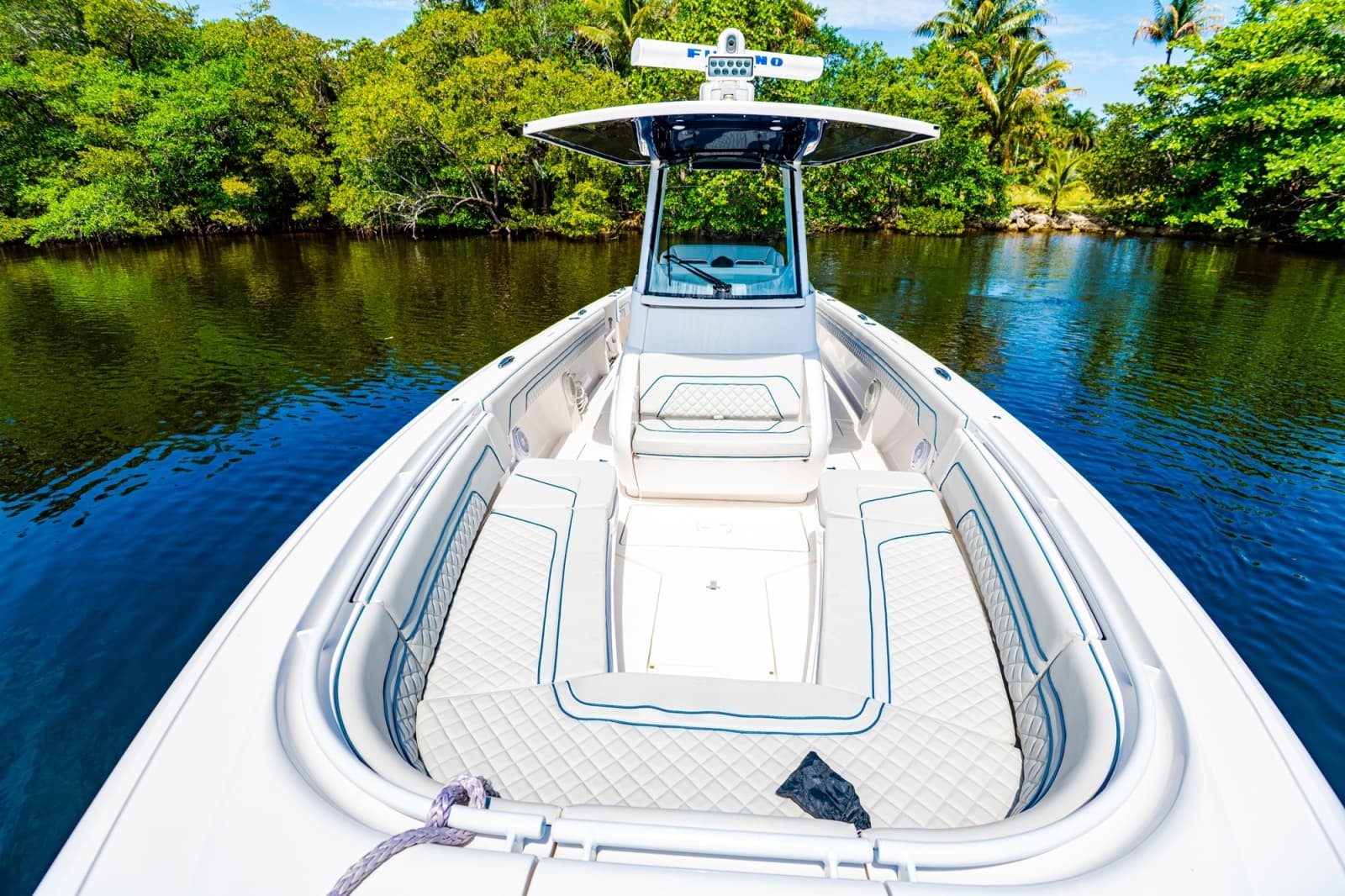 2018 Intrepid 327 - Photo 16