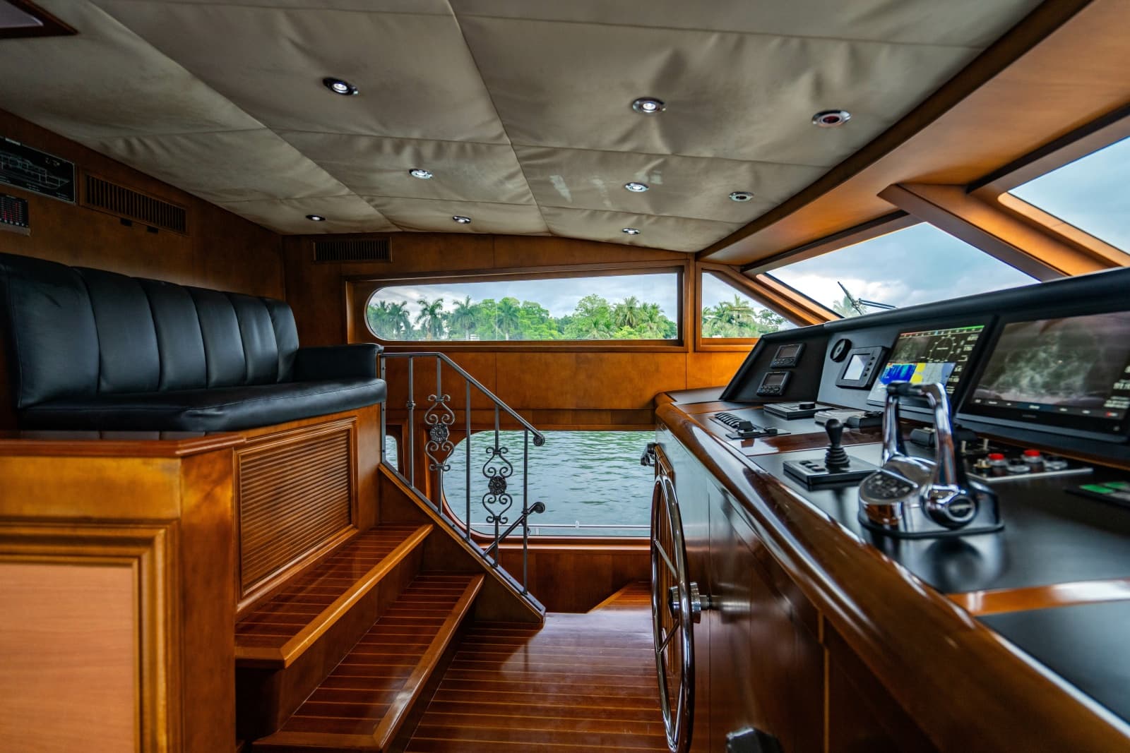 2006 Broward Raised Pilothouse - Photo 10