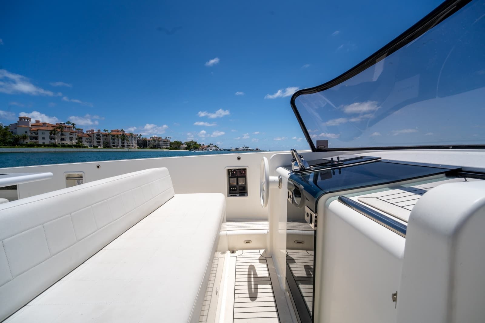 2014 VanDutch 40 - Photo 14