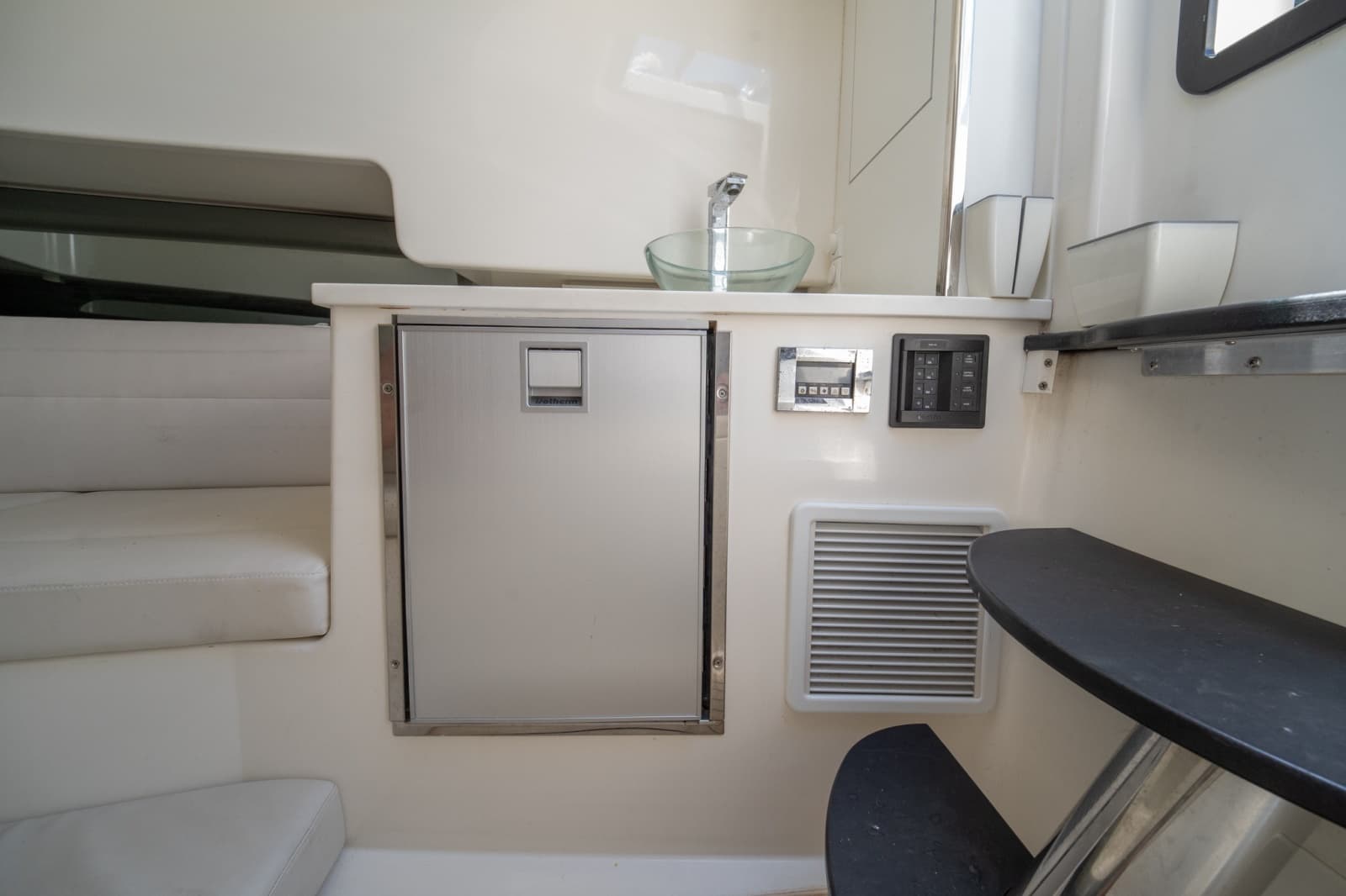2014 VanDutch 40 - Photo 22