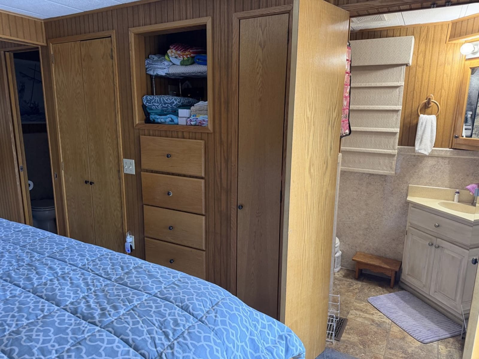 2001 Horizon 6015 - Photo 25