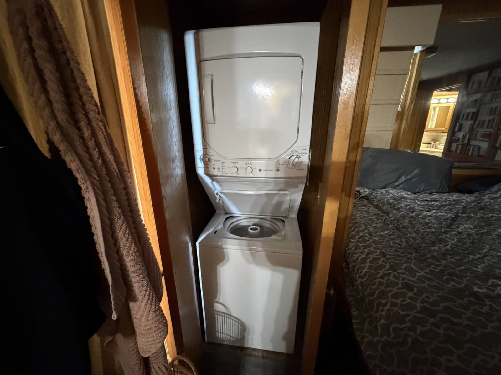 2001 Horizon 6015 - Photo 15