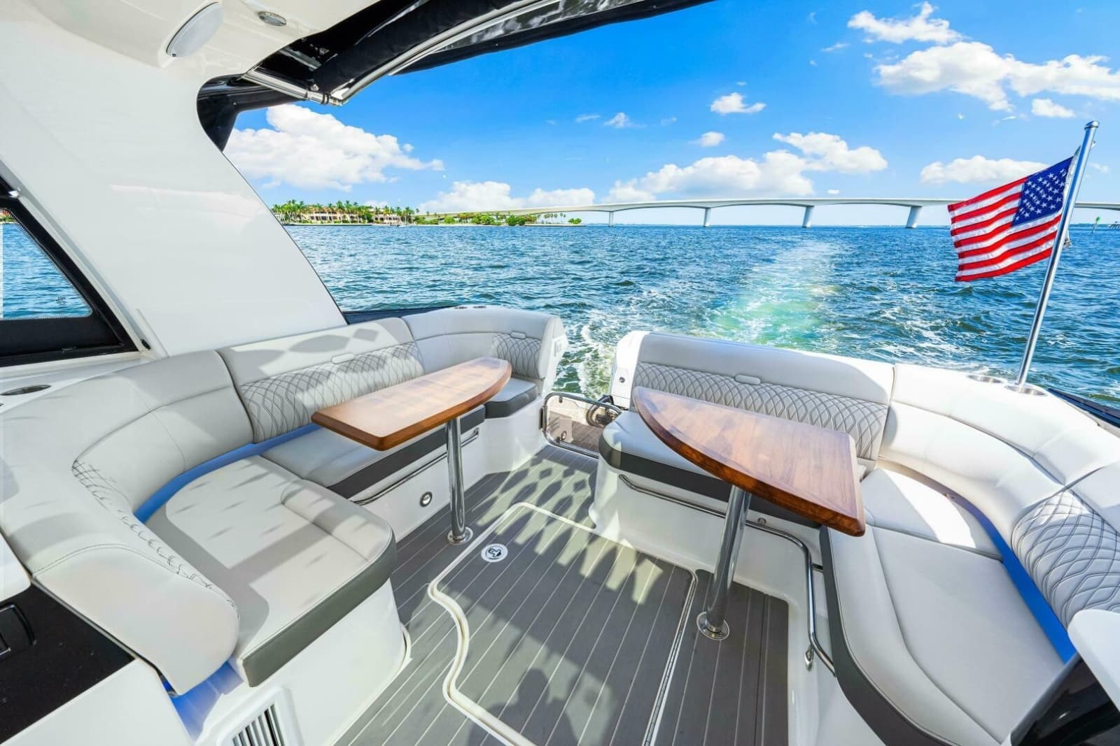 2022 Sea Ray 370 Sundancer - Photo 4