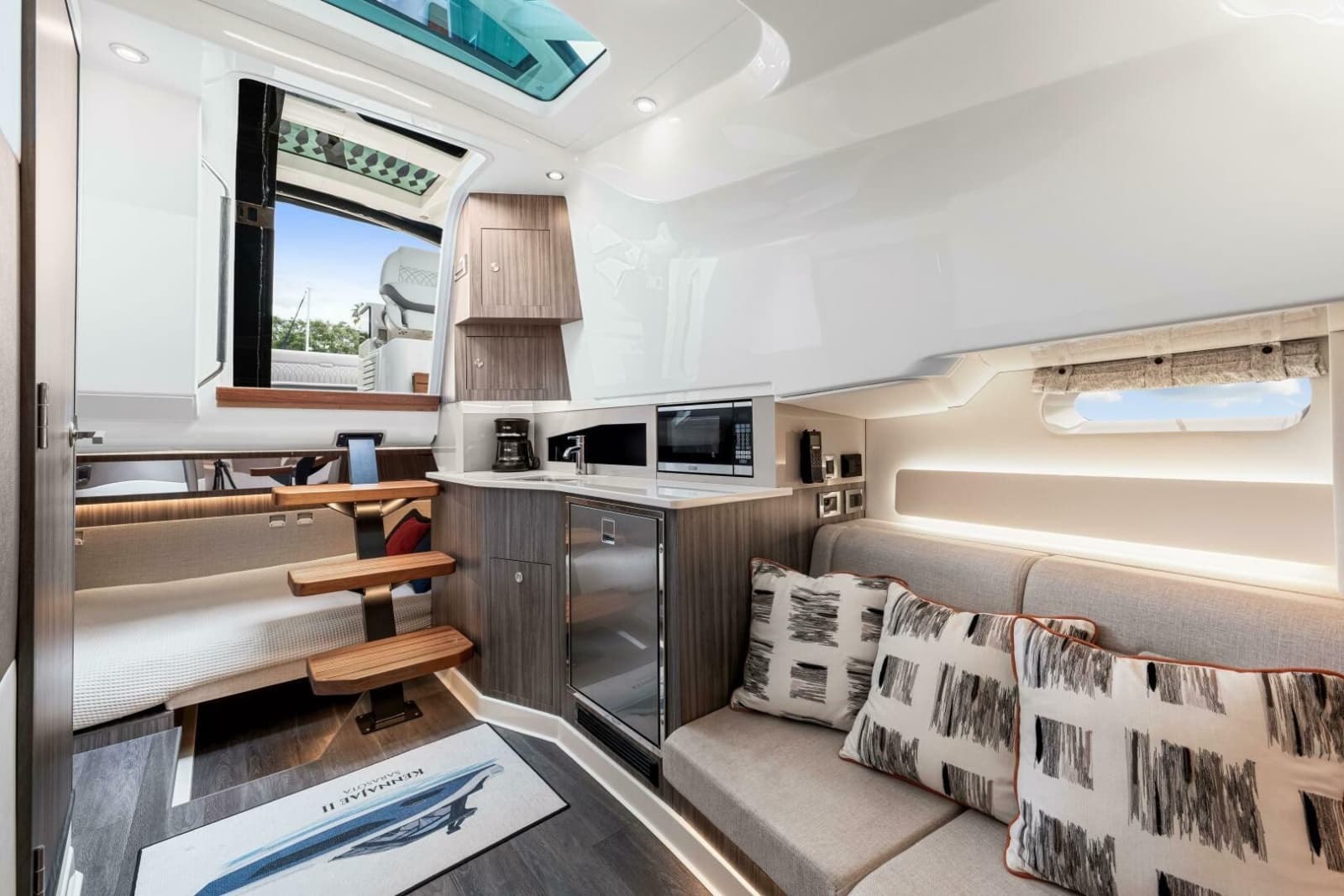 2022 Sea Ray 370 Sundancer - Photo 32