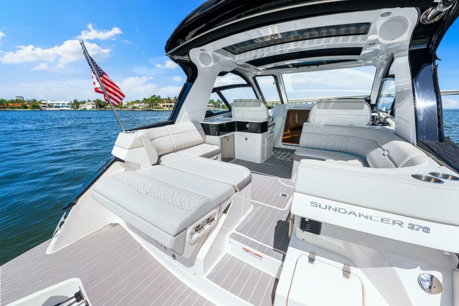 2022 Sea Ray 370 Sundancer - Photo 18