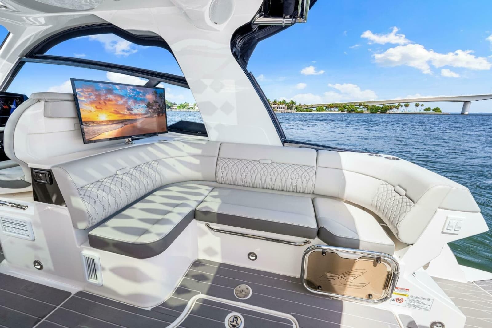 2022 Sea Ray 370 Sundancer - Photo 22