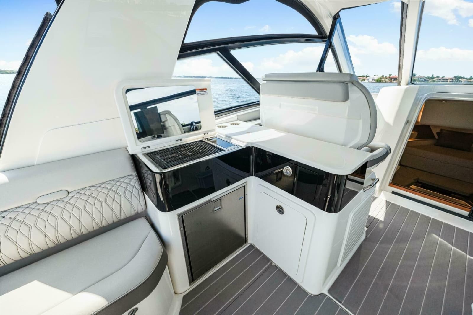 2022 Sea Ray 370 Sundancer - Photo 25