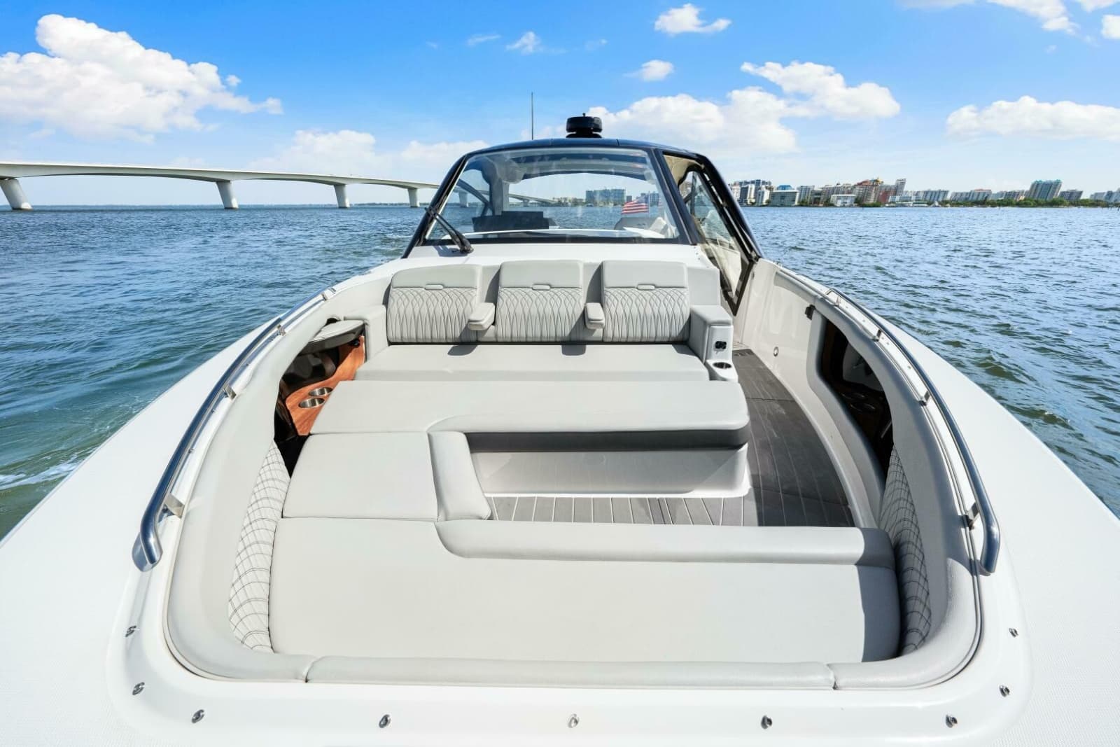 2022 Sea Ray 370 Sundancer - Photo 6