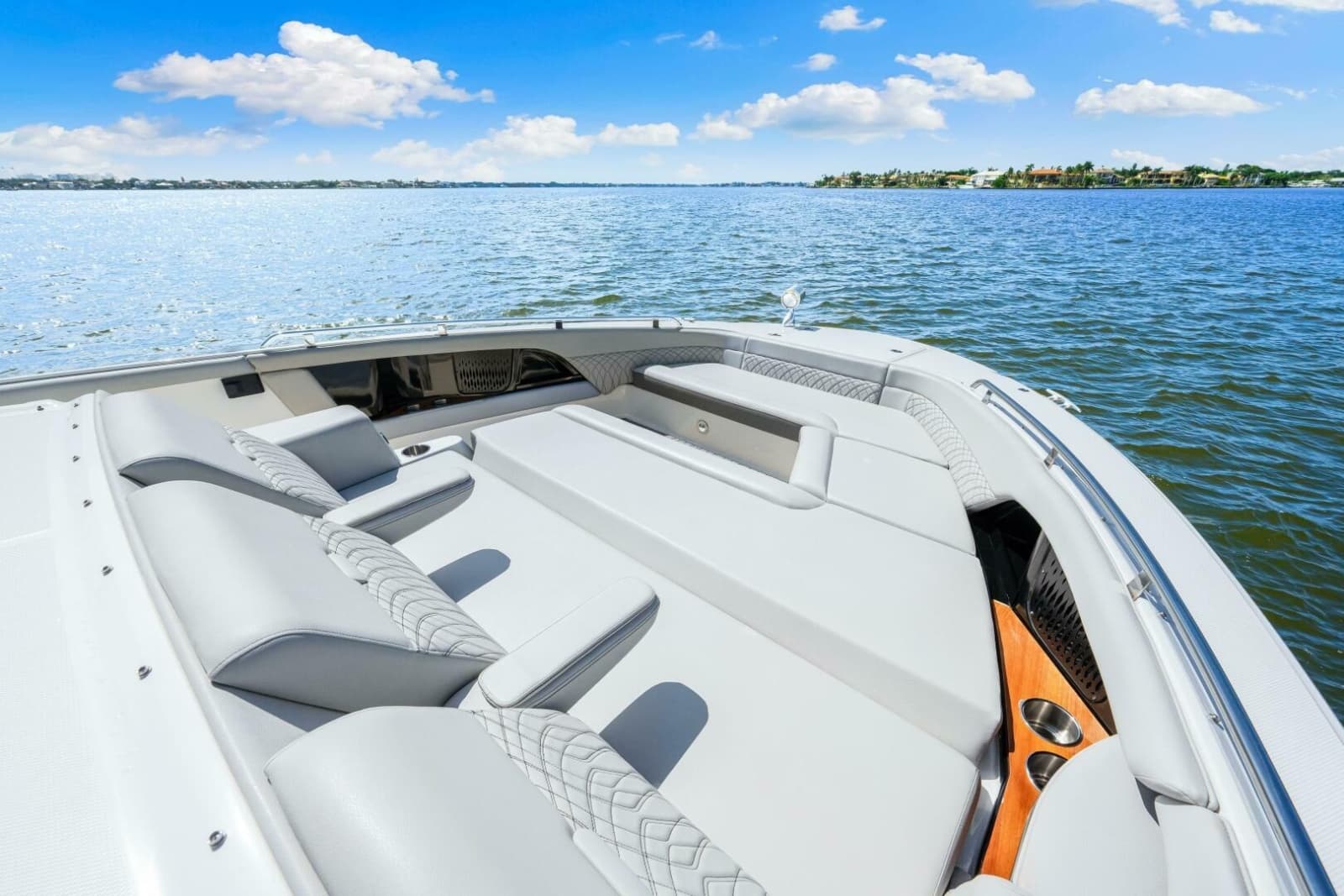 2022 Sea Ray 370 Sundancer - Photo 29