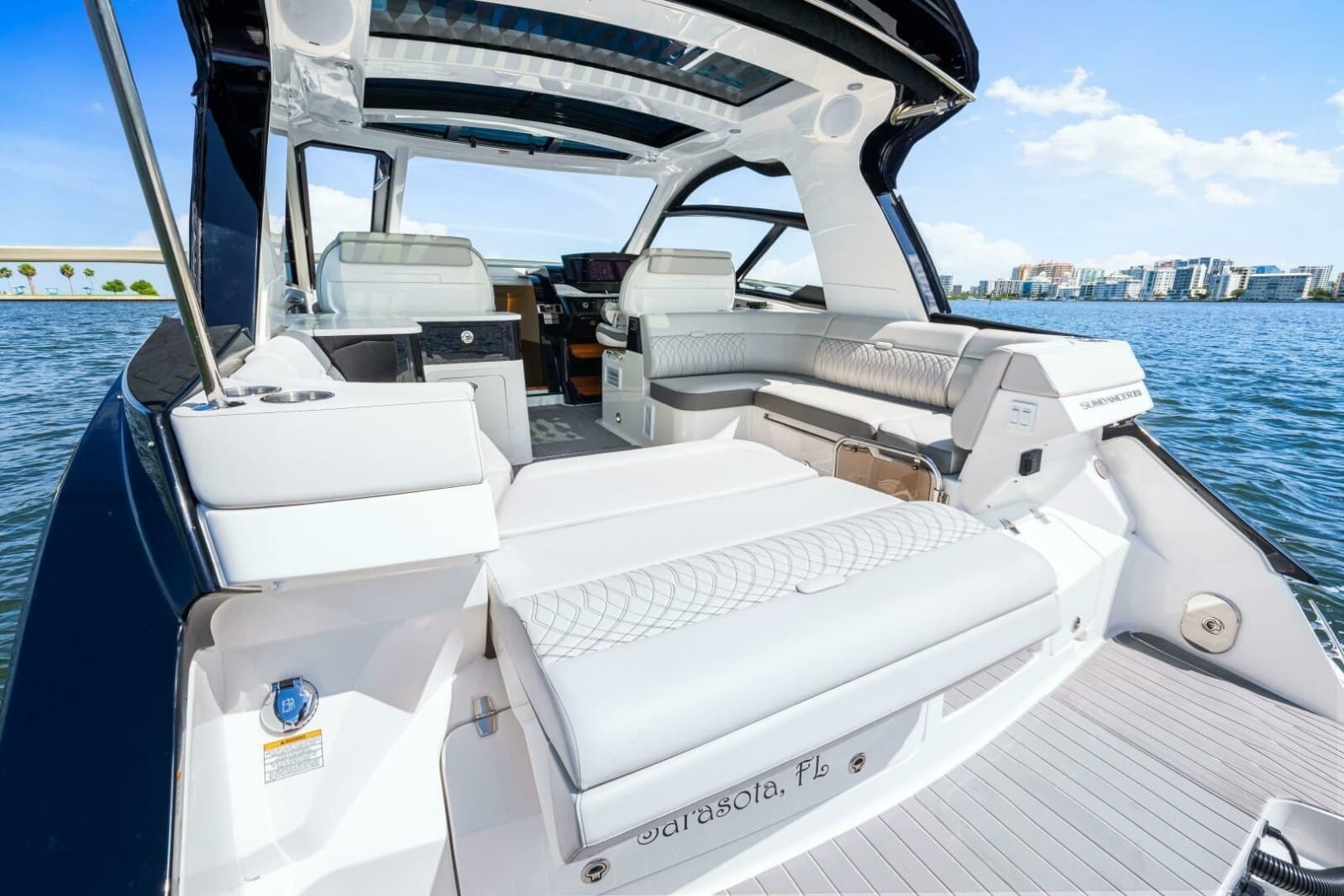 2022 Sea Ray 370 Sundancer - Photo 19
