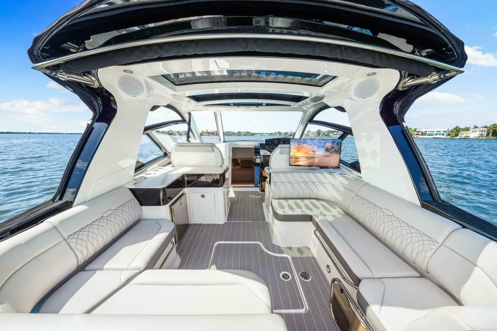 2022 Sea Ray 370 Sundancer - Photo 3