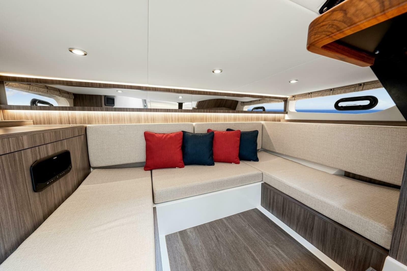 2022 Sea Ray 370 Sundancer - Photo 39