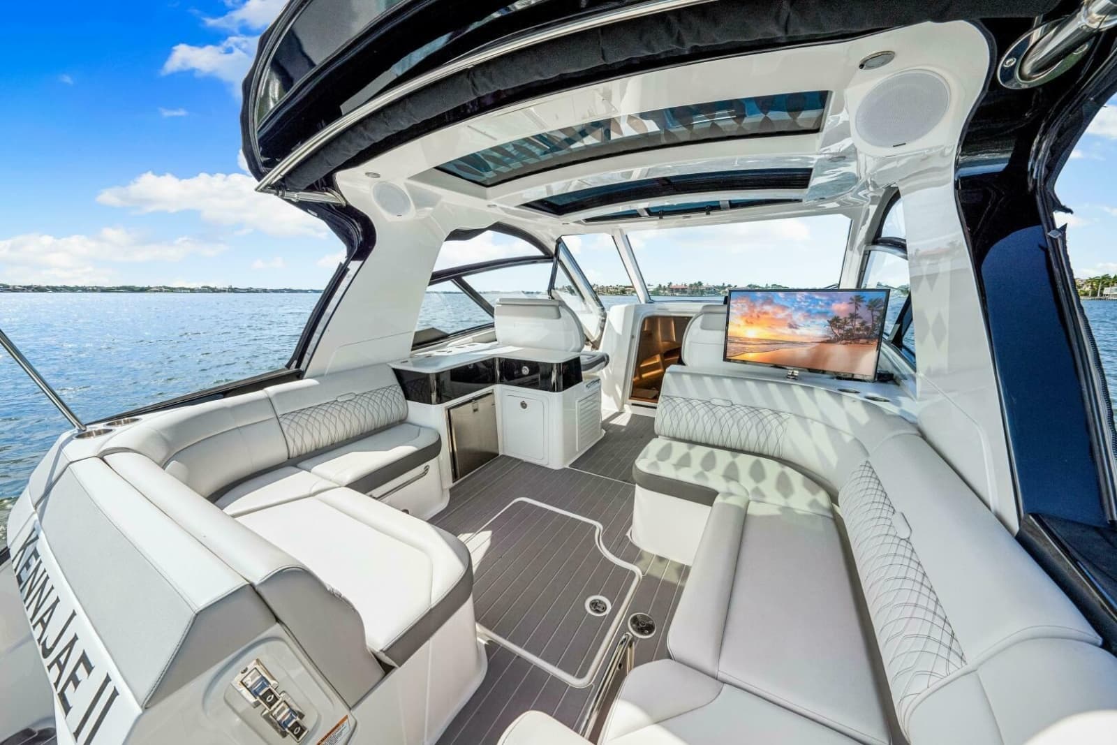 2022 Sea Ray 370 Sundancer - Photo 7