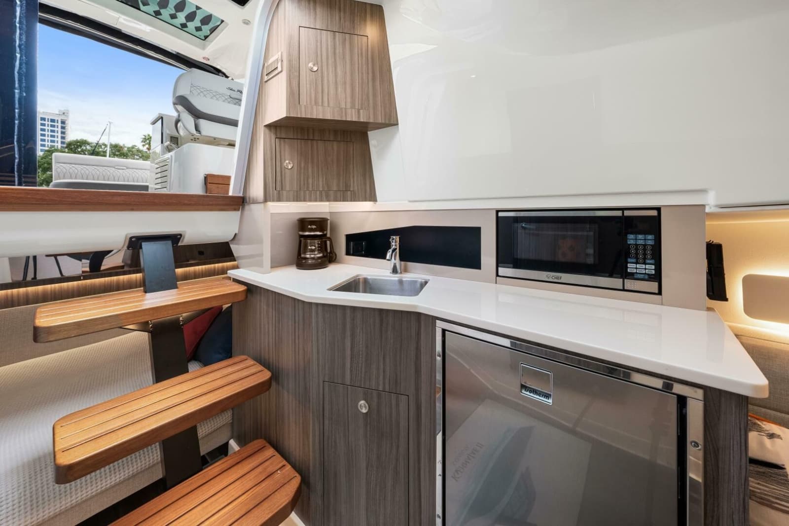 2022 Sea Ray 370 Sundancer - Photo 31