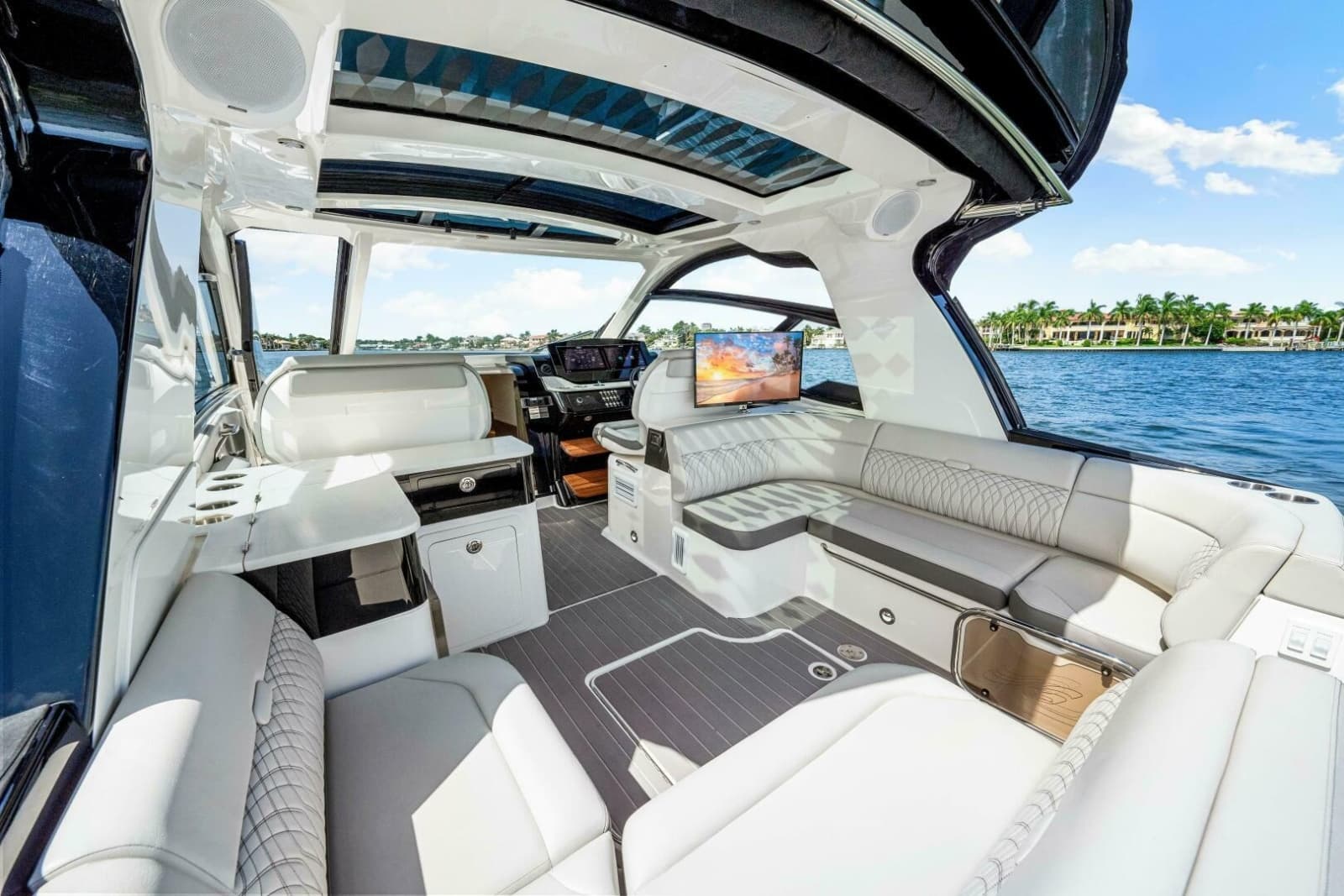 2022 Sea Ray 370 Sundancer - Photo 8