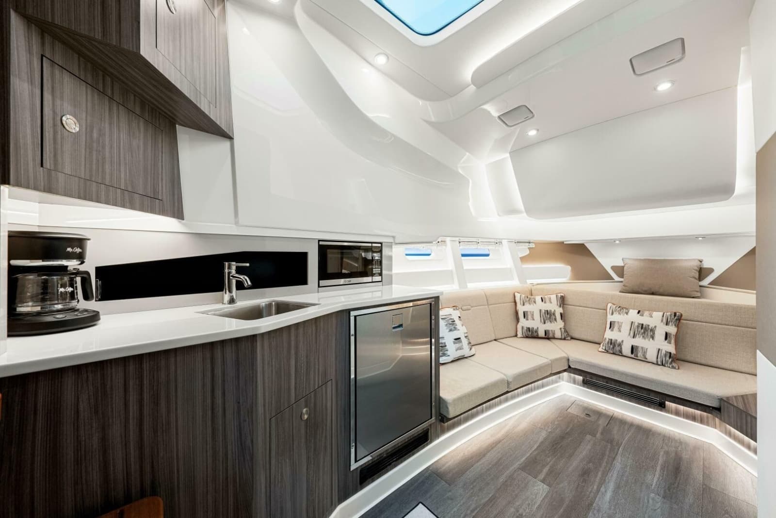 2022 Sea Ray 370 Sundancer - Photo 5