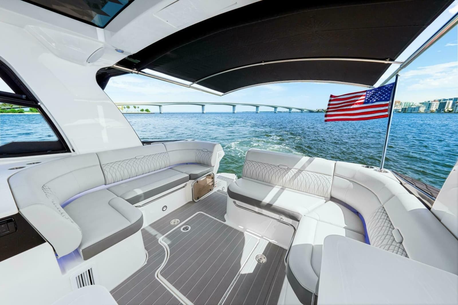 2022 Sea Ray 370 Sundancer - Photo 10