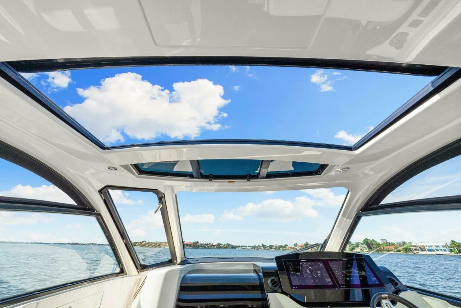 2022 Sea Ray 370 Sundancer - Photo 16